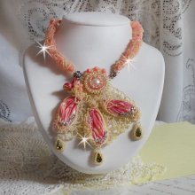 Collana Les Délices de l'Eté ricamata con un nastro di seta giallo e rosa, perle e cristalli Swarovski
